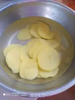 Make Spicy lemon potato chips step 4