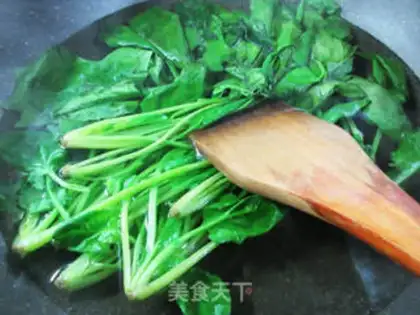 Make Shrimp spinach fried duck eggs step 1