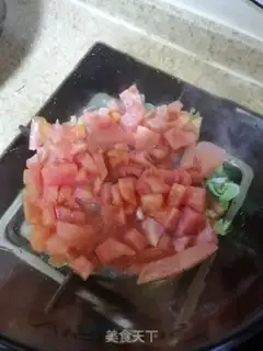 Make Tomatoes, eggnut soup step 1