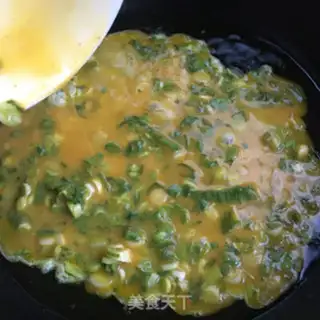 Make Garlic fried eggs step 5