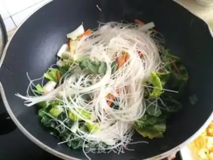 Make Eggs and greens and rice powder step 5