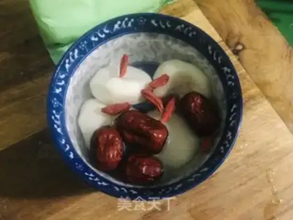 Make Horseshoes, red dates, sugar step 2