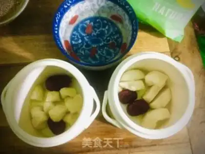 Make Horseshoes, red dates, sugar step 3