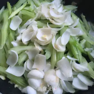 Make Lanzhou lilies for pelicans step 6