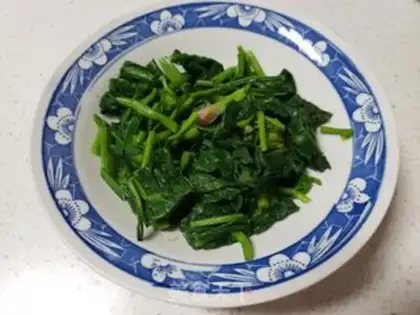 Make Spinach fried eggs step 2