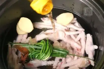 Make Lobster saucer chicken claws step 1