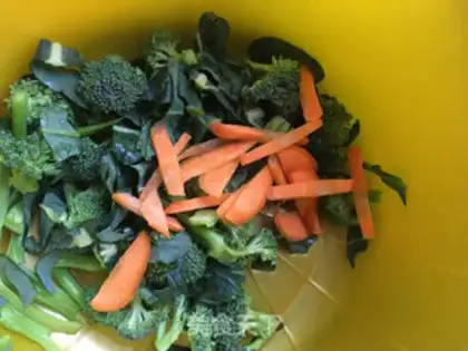 Make Weenie fried broccoli step 1