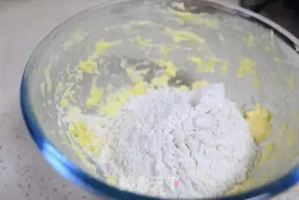 Make A little lilies of guacamole step 4
