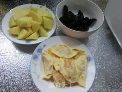 Make Black-mucked eggs and potatoes step 0