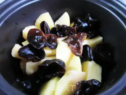 Make Black-mucked eggs and potatoes step 1
