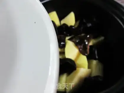 Make Black-mucked eggs and potatoes step 2