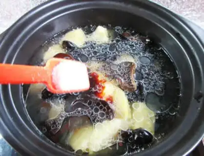 Make Black-mucked eggs and potatoes step 5