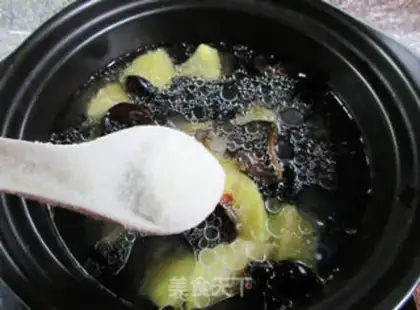 Make Black-mucked eggs and potatoes step 6