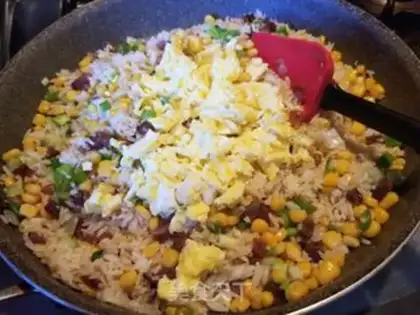 Make Weenie corn egg fried rice step 10