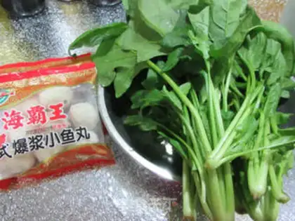 Make Squeaky fishball spinach soup step 0