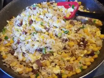 Make Weenie corn egg fried rice step 11