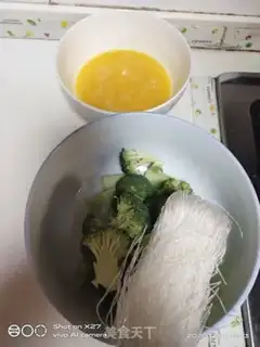 Make A fan of eggs, a blue soup step 0