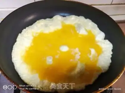 Make A fan of eggs, a blue soup step 1