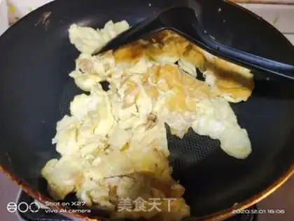 Make A fan of eggs, a blue soup step 2