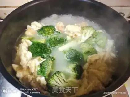 Make A fan of eggs, a blue soup step 4