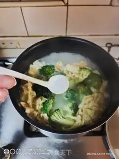 Make A fan of eggs, a blue soup step 5
