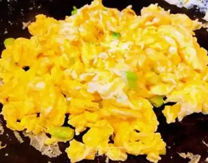 Make Bacon pepper tomato fried eggs step 5