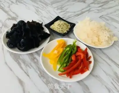 Make Pyramid peppers with ears step 0