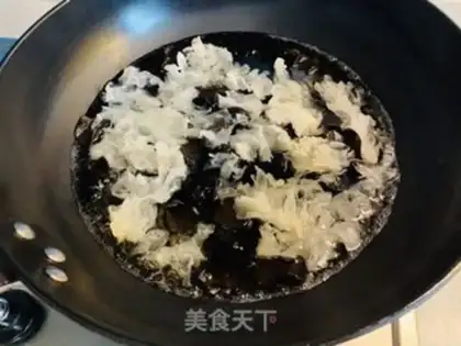 Make Pyramid peppers with ears step 1