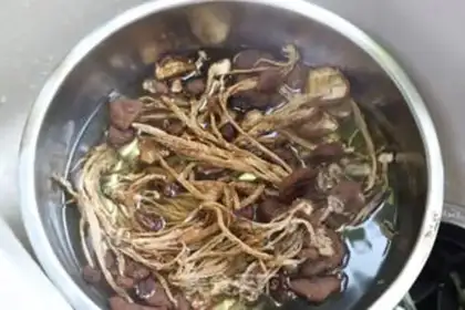 Make Tea mushroom duck stew step 0