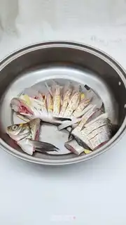 Make Peacock clears the steam fish step 2