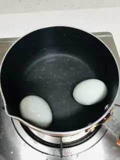 Make Three-coloured eggs step 1
