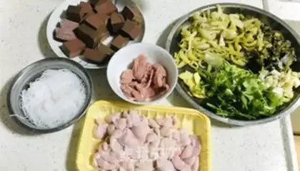 Make A sour fan stewed with duck blood step 1