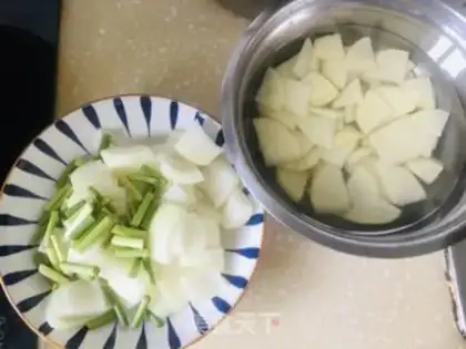 Make Onions with pepper chips step 0