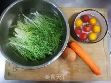 Make Christmas creative vegetable ring salad step 0