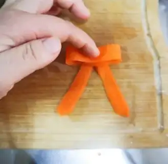Make Christmas creative vegetable ring salad step 3