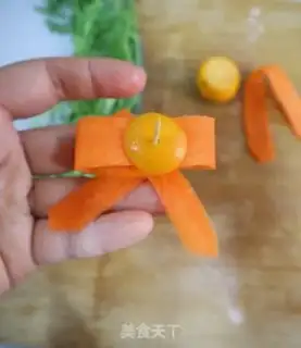 Make Christmas creative vegetable ring salad step 4