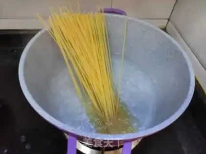 Make Shrimp ketchup pasta step 2
