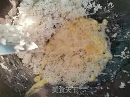 Make radish and egg fried rice step 1