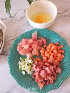 Make Red grapefruit egg fried rice step 1