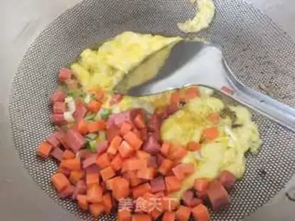 Make Red grapefruit egg fried rice step 3