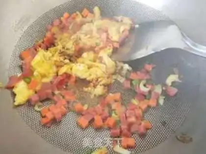 Make Red grapefruit egg fried rice step 4