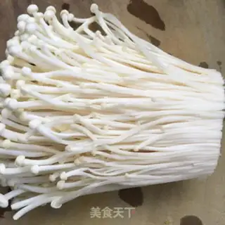 Make Golden fungus steam beef rolls step 0