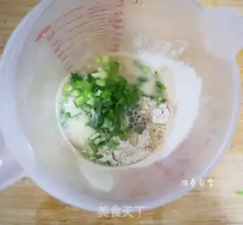 Make All-eat onion egg waffles step 1