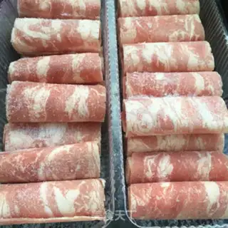 Make Golden fungus steam beef rolls step 2