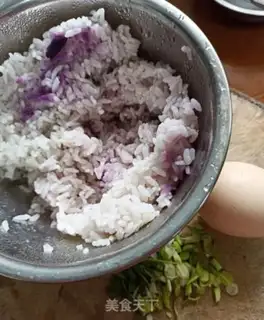 Make Eggs, garlic, rice step 0