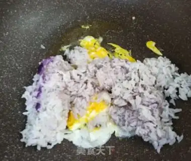 Make Eggs, garlic, rice step 2