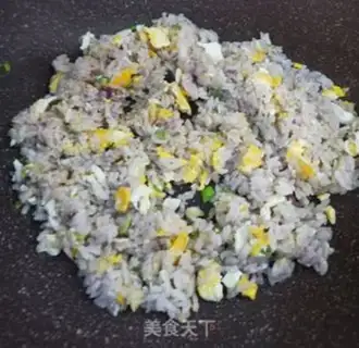 Make Eggs, garlic, rice step 3