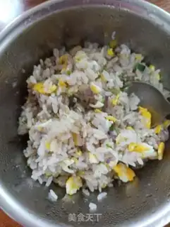 Make Eggs, garlic, rice step 4