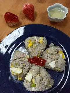 Make Eggs, garlic, rice step 7