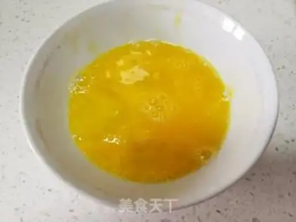 Make Garlic fried eggs step 1